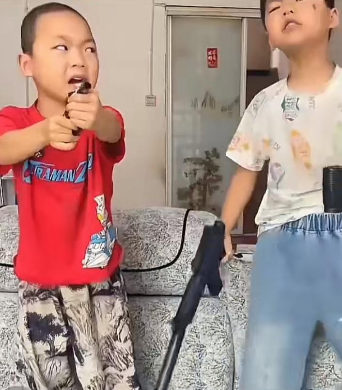 不知道这是谁家的两个小朋友，整这一出，把好多网友看哭了！明明知道是段子，但是
