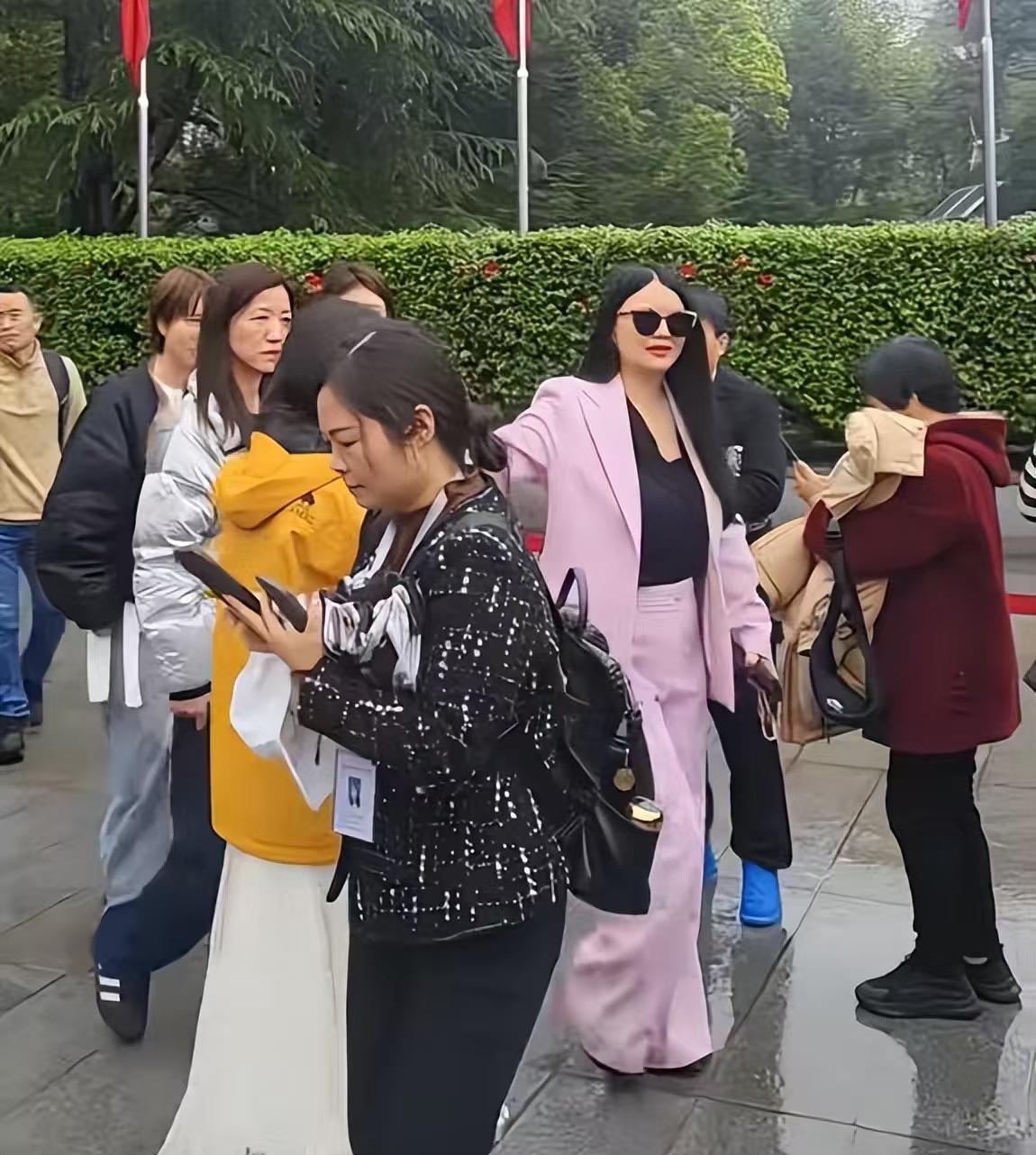 李湘去韶山献花圈，穿一身粉，有点不适合呀！李湘作为湖南人，在清明节前去韶山祭拜