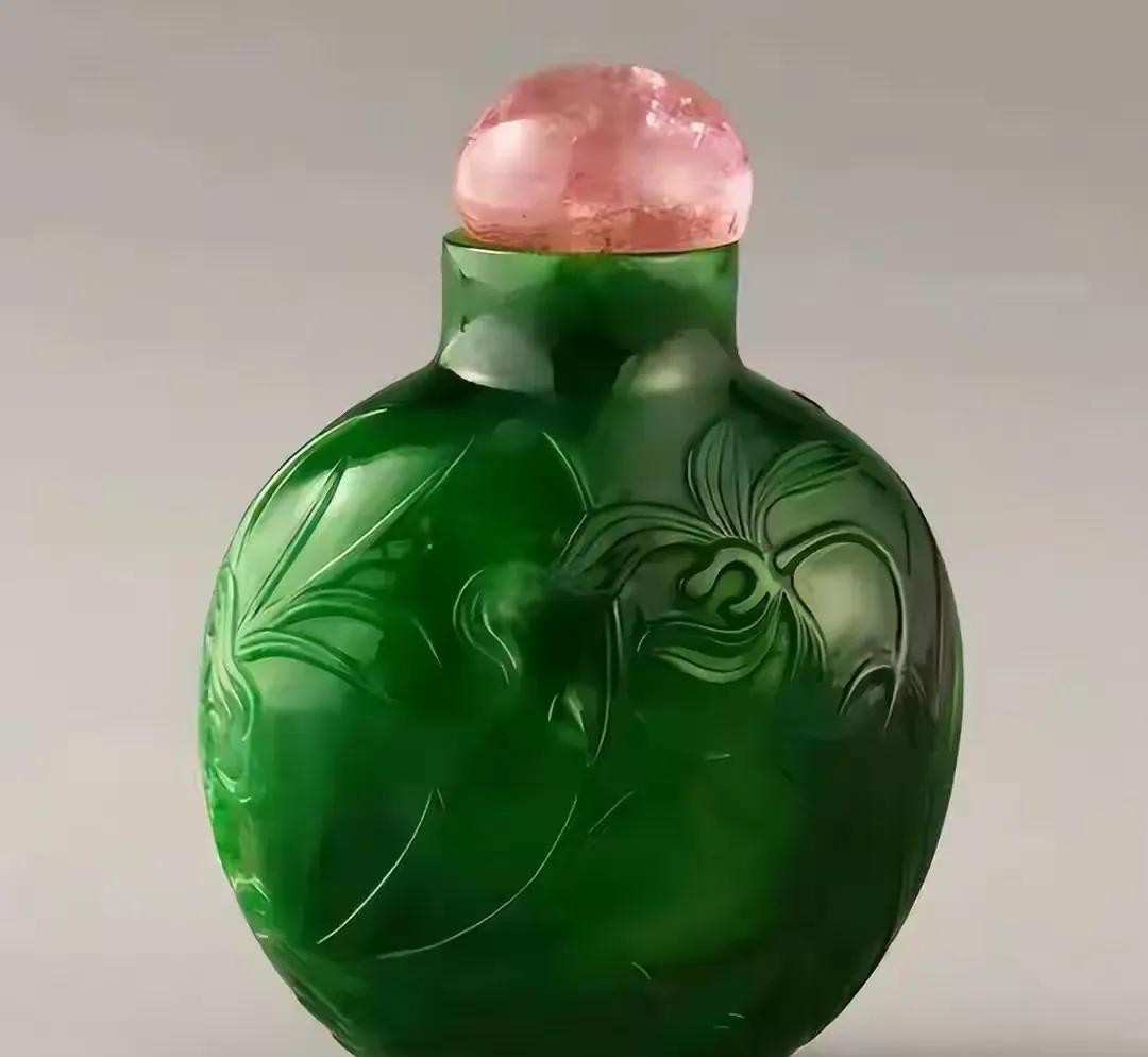 1966年，山东农民在干活时，意外捡到了一个绿色小瓶子，珍藏10年后，他用绿色小