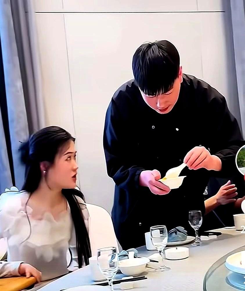 有人说，时隔两年，朱之文的儿子朱单伟变了个模样。这真是个令人惊讶的故事——从