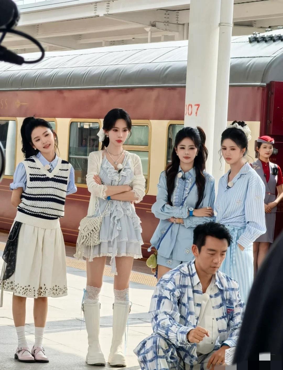 四个美女站在一起好养眼啊[爱心]孟子义太优越了，一眼大美女，又高又瘦，五官还精致