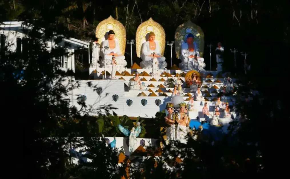 这啥玩意儿？洋人邻居推开窗，直接懵了！对面山坡上密密麻麻立着上百尊佛像，金光闪闪