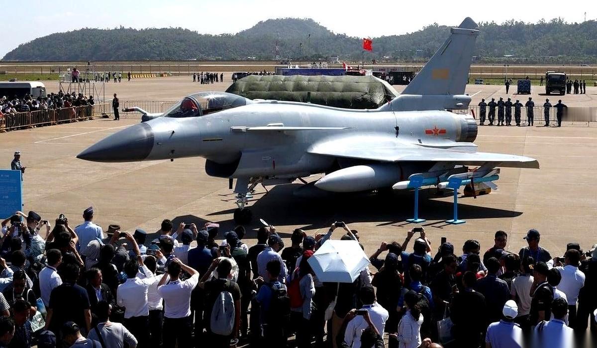 2025年5月31日，印度国防参谋长乔汉站在发布会的闪光灯前，死死捏着手里的发言
