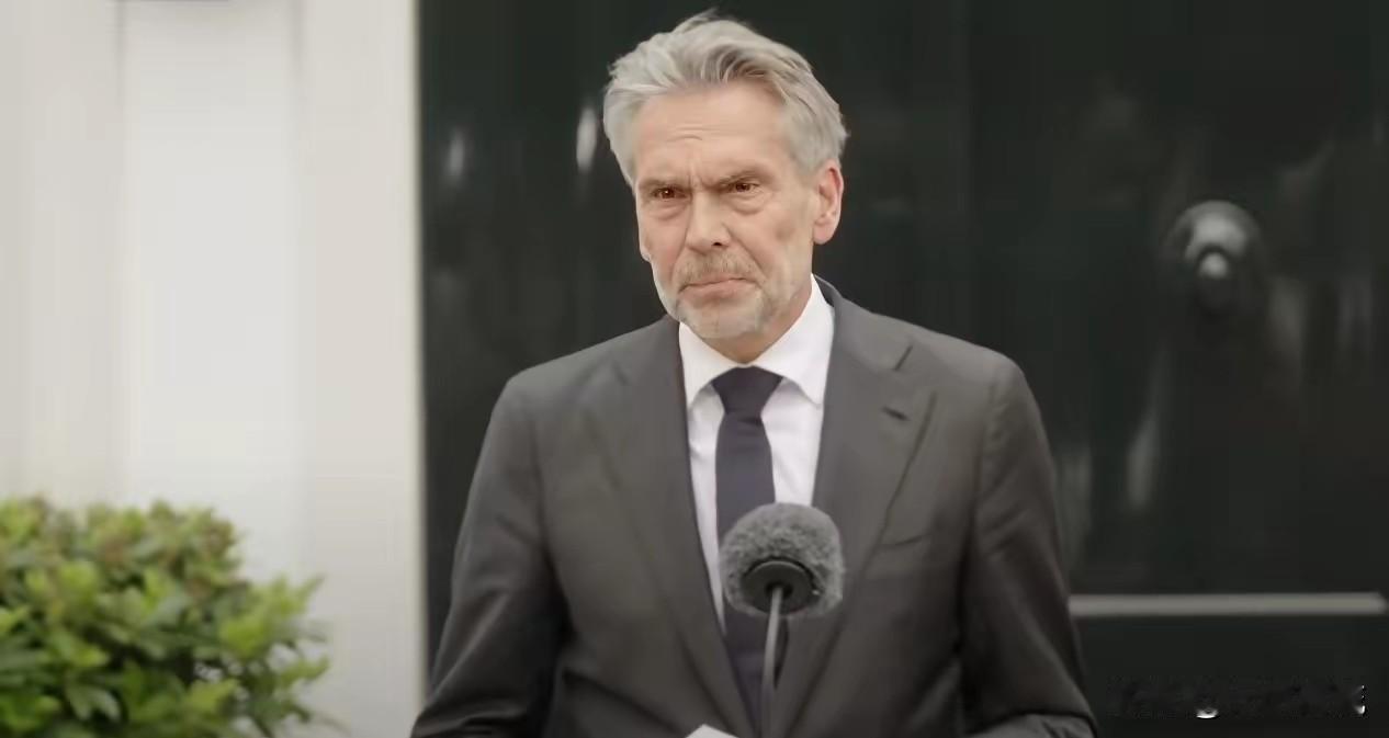 荷兰政府押宝ASML，企业却想换地方，两国关系快黄了。最近听说荷兰政府老是跟中