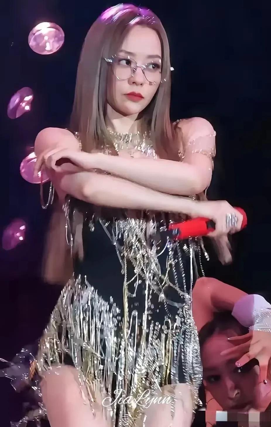 说白了，是因为不好看，不是因为什么性感过头，而是身材跟这衣服真的不搭，短板尽显，