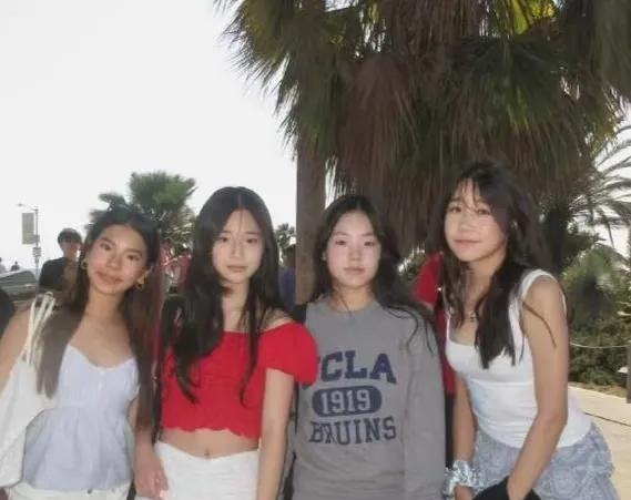 不得不承认，小S真的很会生，3个女儿小时候虽然都不怎么样，可长大后每个都很漂亮。