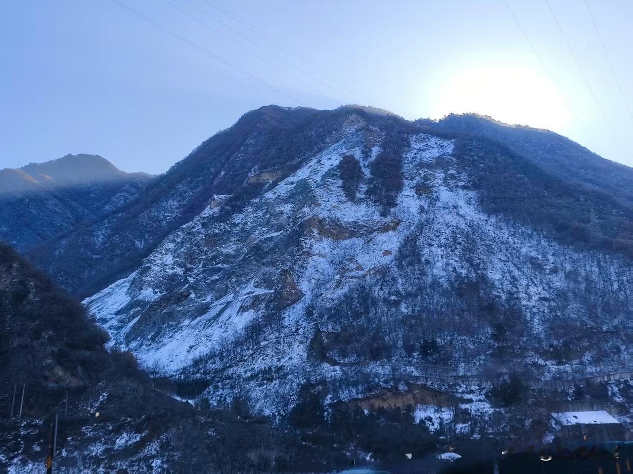 1月10日，驱车驶入秦岭腹地，雪后初霁，连绵起伏群山披上洁白盛装，松枝积雪随风簌