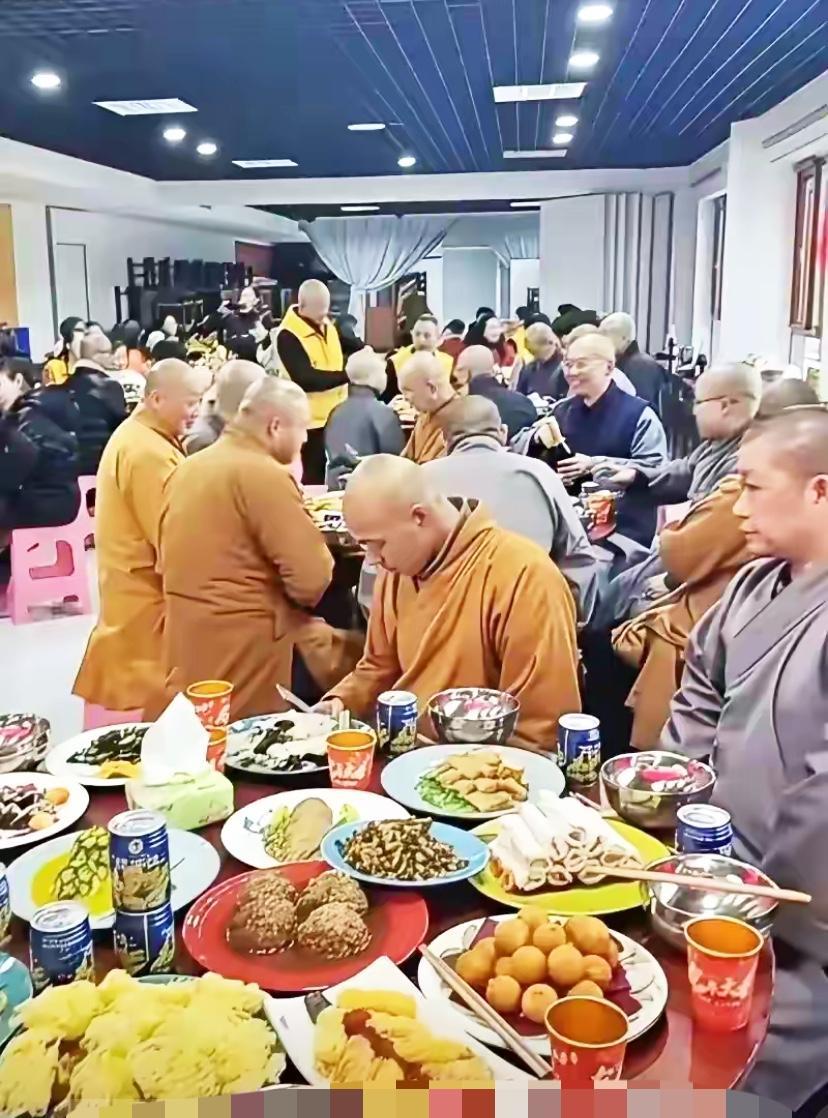和尚用大餐，一定有重大活动，看这伙食感觉怎么样？大家发现一个奇怪现象没有，这么多