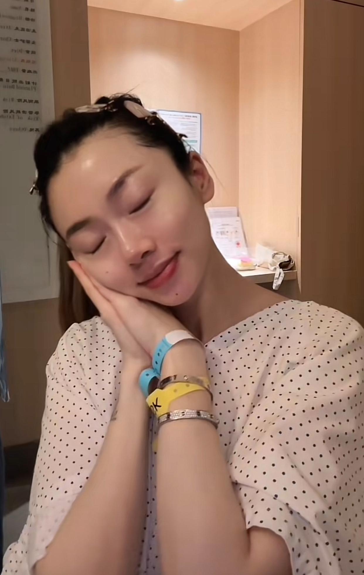 程晓玥开到7指才匆忙入院生娃，月子看着享福，生育的痛从来不分贫富！程晓玥