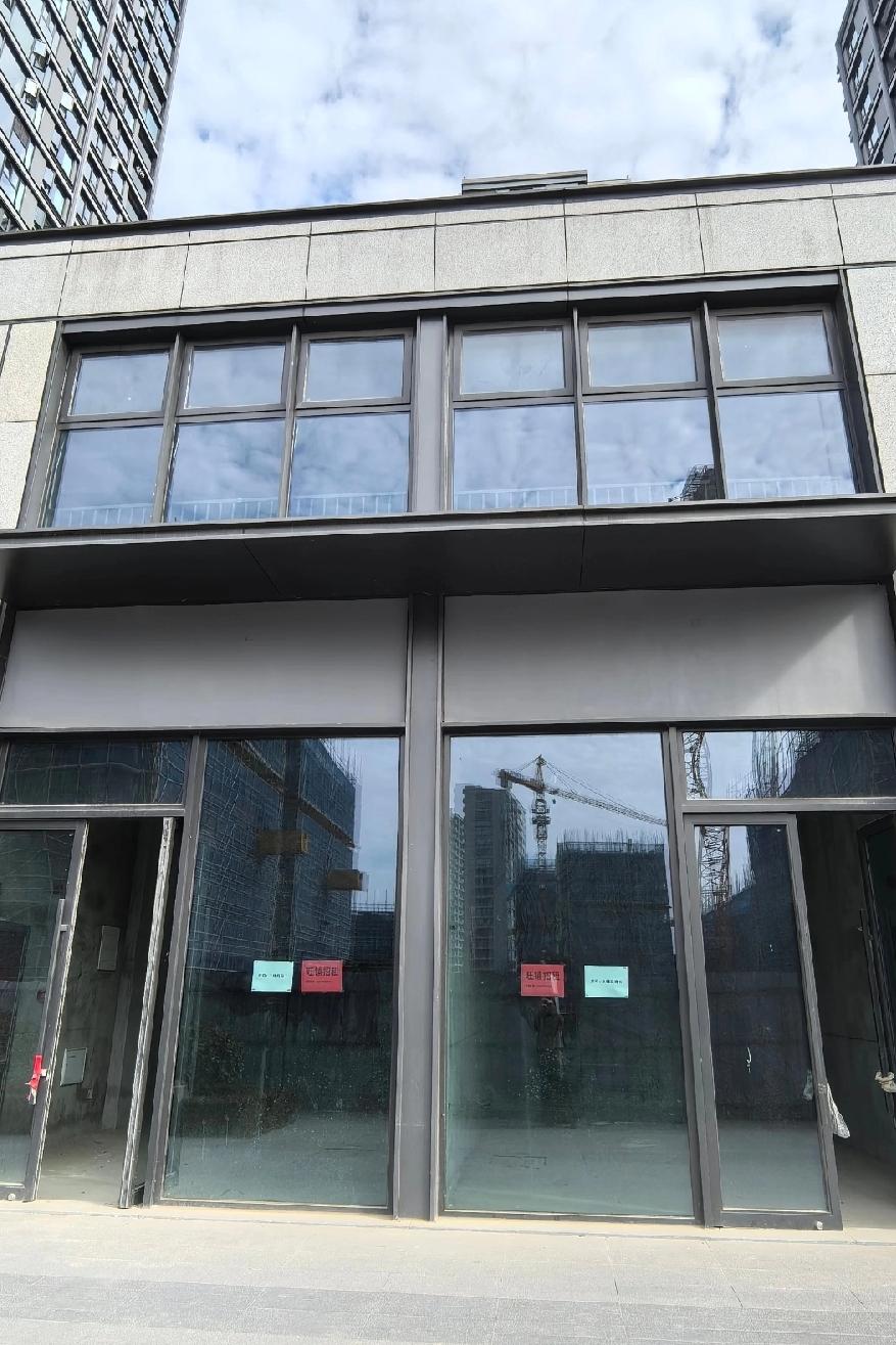 朋友邀请我跟她一起创业开奶茶店，说门面房也相好了，在市郊区一个商业街，附近有好几