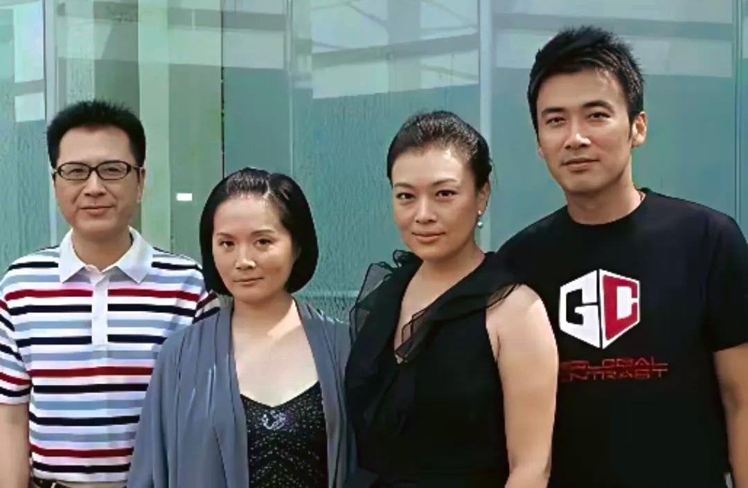 4星同框：我只认出了目光沉和的国家一级演员吴冕，穿着黑色无袖上衣、清姿雅质的史可