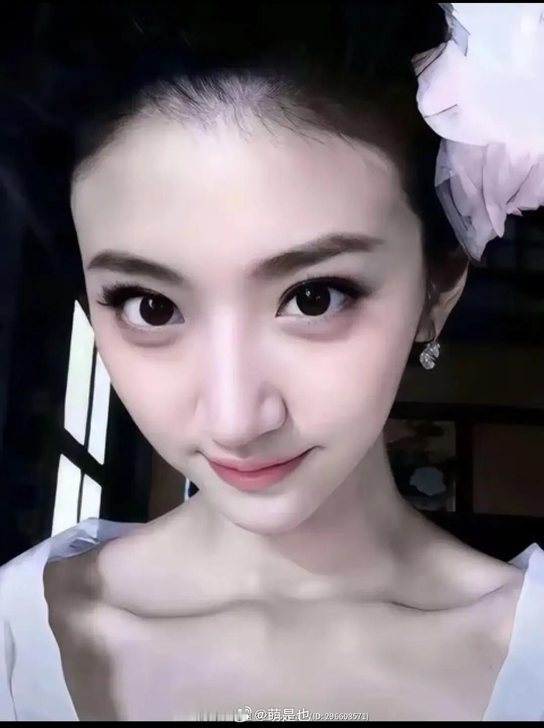 早期的景甜，就是标准的央视脸吧​​​