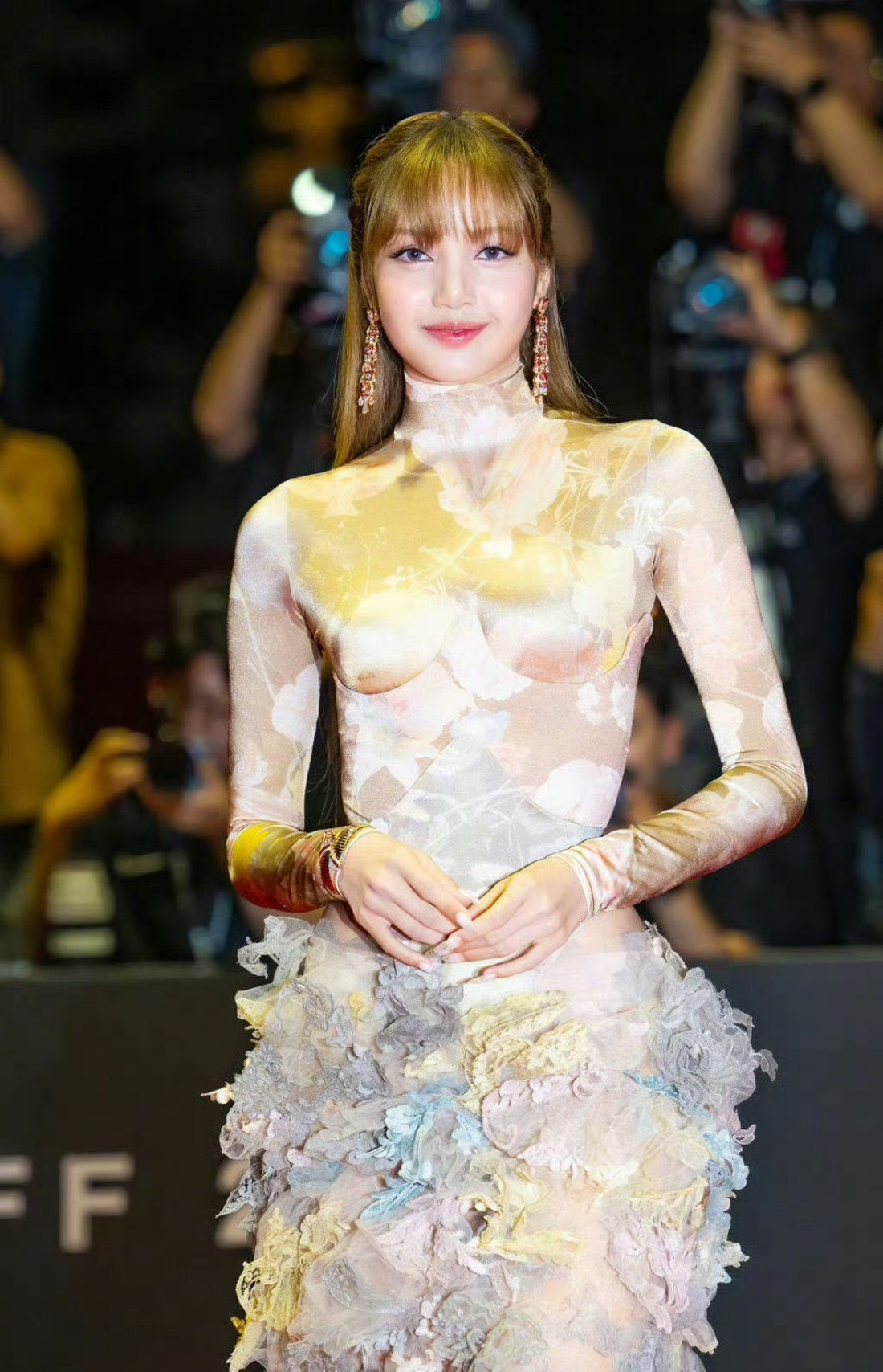 见惯大场面的Lisa完全是巨星姿态高定+1女神美成这样，怎么什么风格都能驾驭！