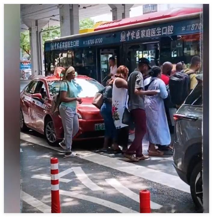 上周去小北考试，不开玩笑，我去到那里，街上还没看到外国人就已经闻到了香水味，整条