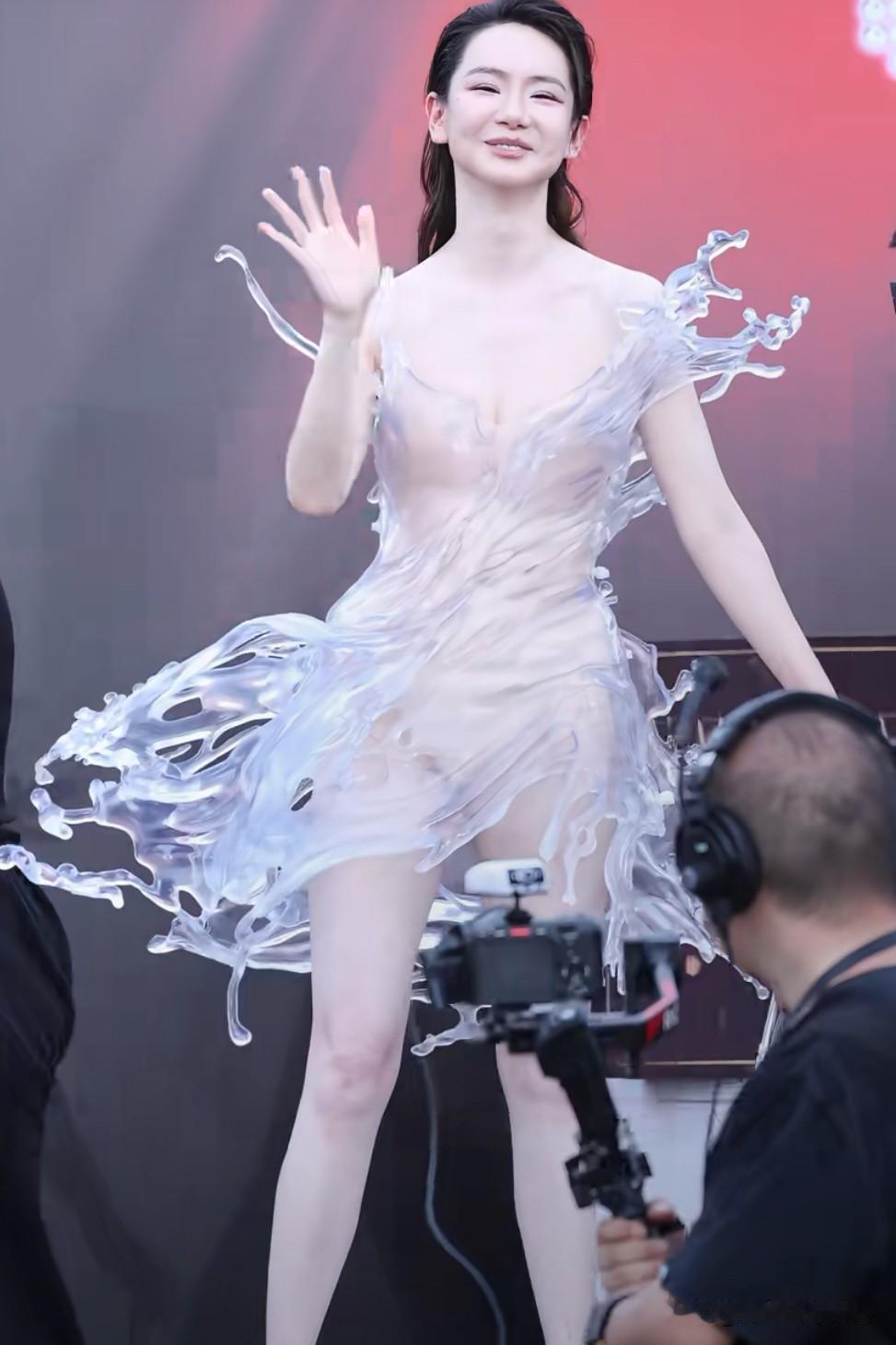 戚薇这次又赚足了眼球，竟然穿上16公斤的3D打印的裙子走红毯！现在的设计师真
