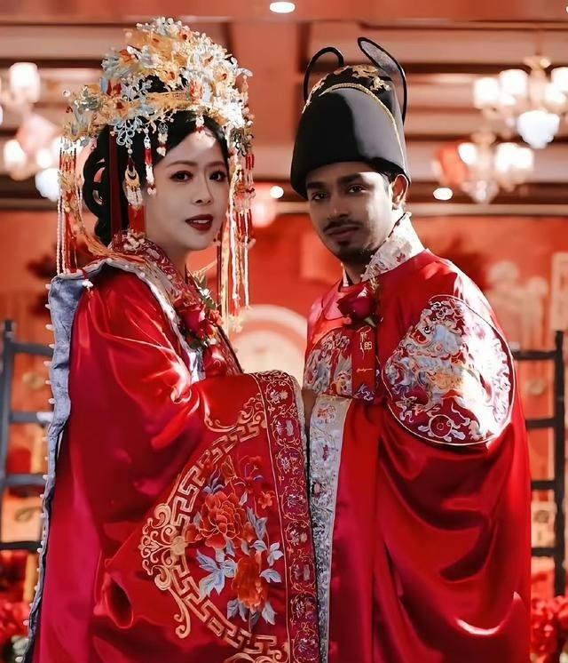 网上有种说法很火：印度人拿不到中国国籍，就钻政策空子，靠和中国人结婚，一步步把父