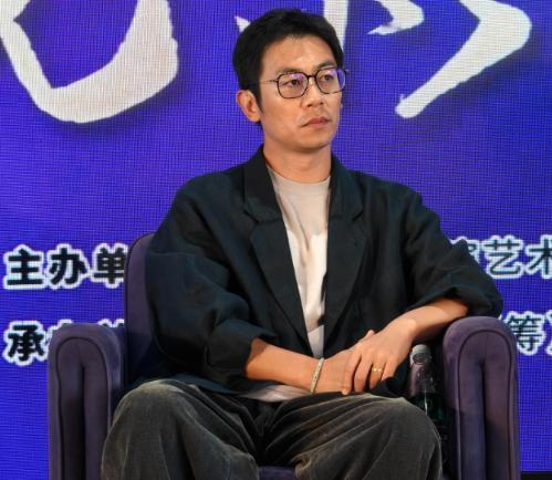 硬汉朱亚文现在面相都变了。很清冷，很白客，跟以前完全两个人的感觉。先说说大家