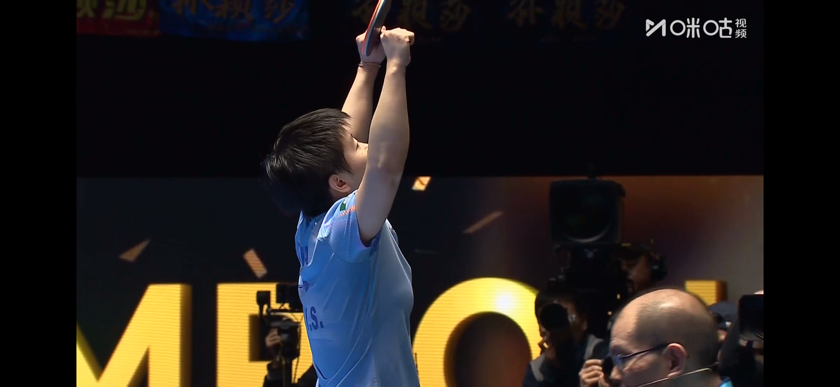 孙颖莎金牌咪：姐姐们看我又拿到冠军啦！！！