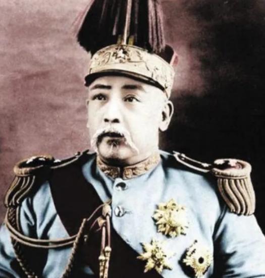 一妻九妾，17个儿子，15个女儿，儿孙加起来79口人。这个男人管后院，跟管军队一