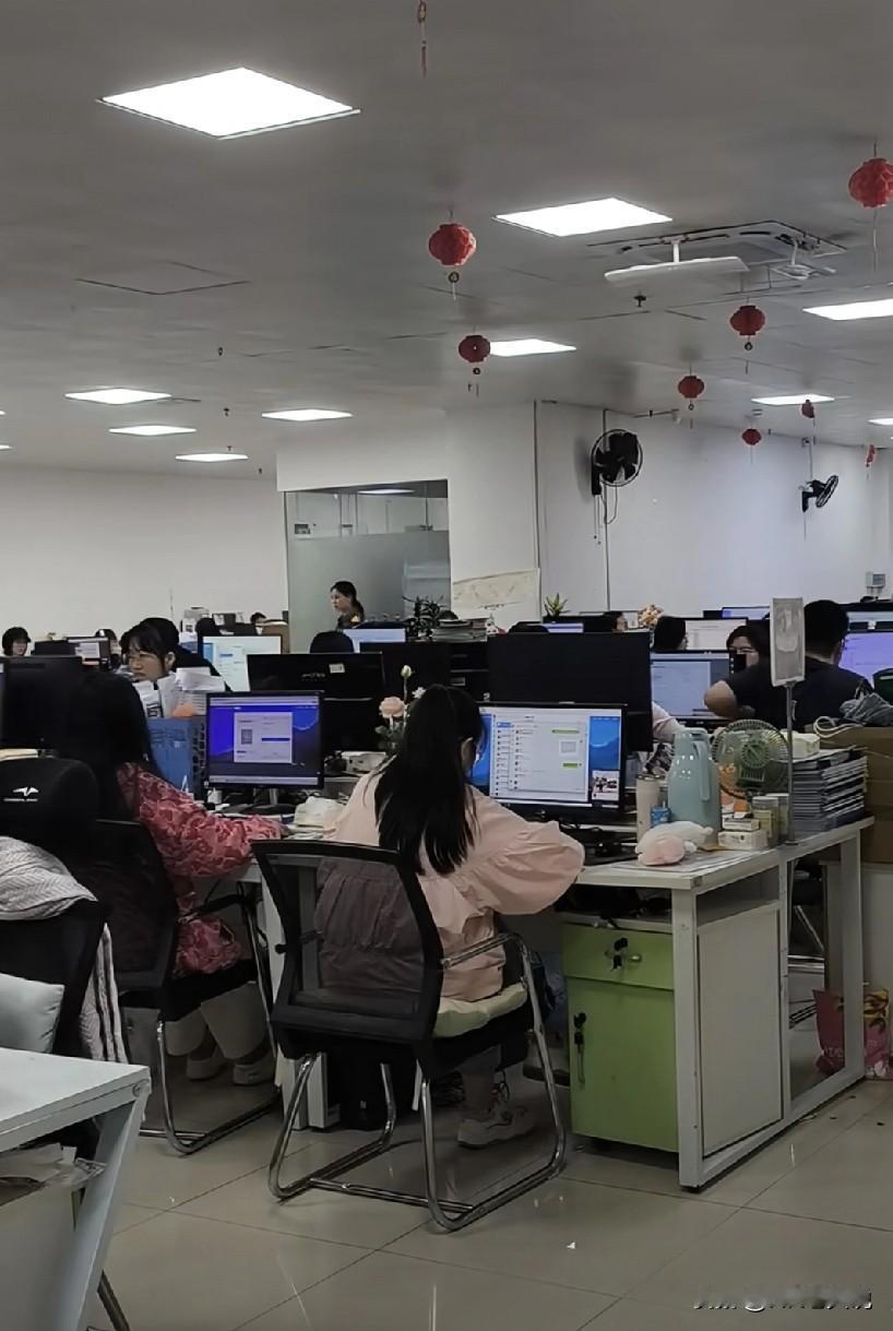 公司面试通过了一个工艺工程师，35岁，10年+的工作经验，期望工资10000，唯