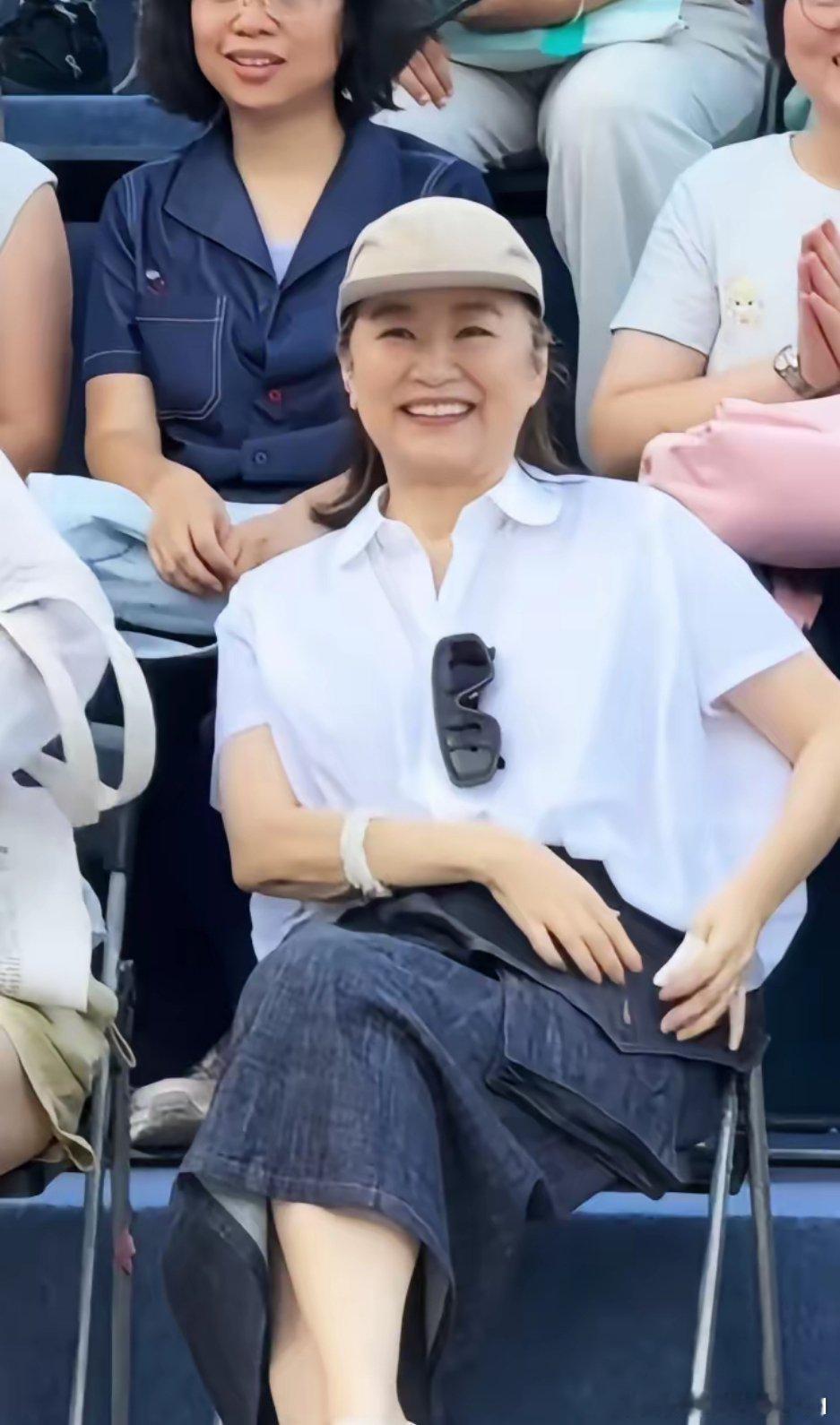 林青霞不花里胡哨简单的穿着还挺好看，70岁气质自信。白色与黑色真是经典之色。年轻