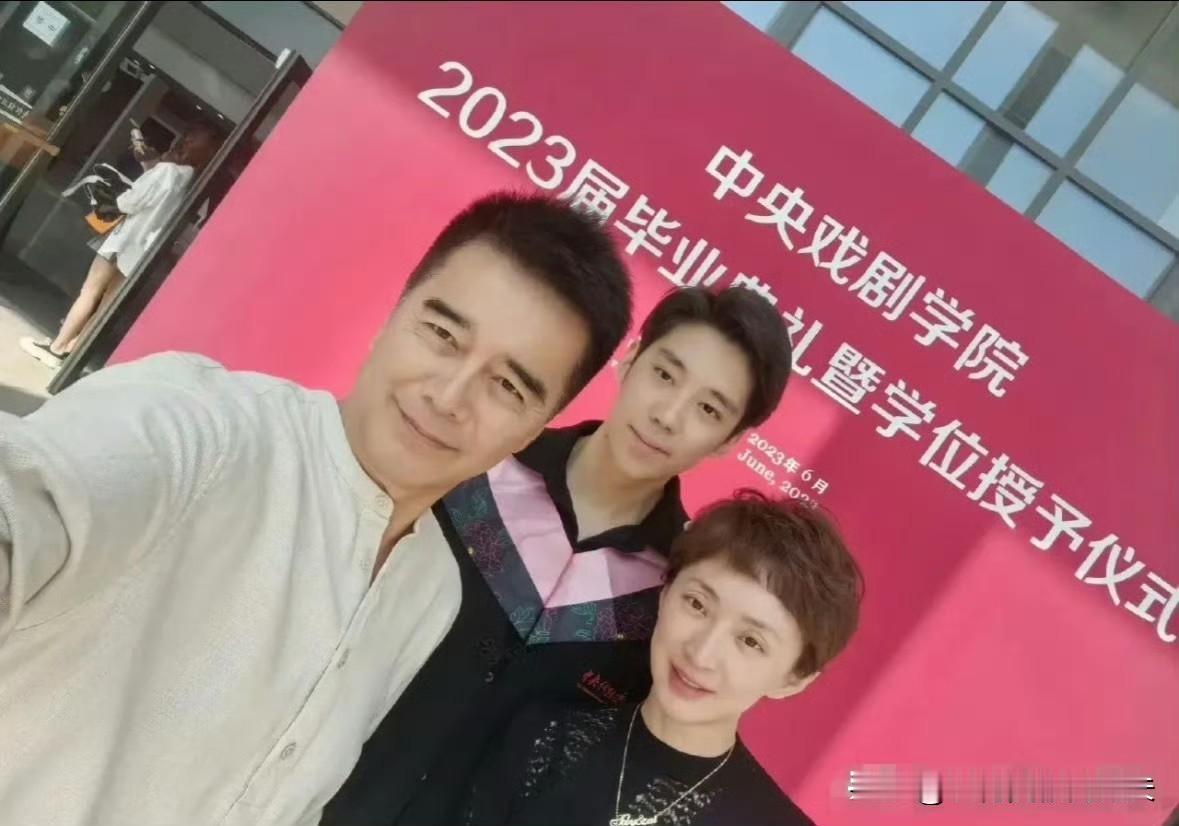 看到何晴生前这个遗憾，心里咯噔一下。2023年中央戏剧学院的毕业典礼上，许亚