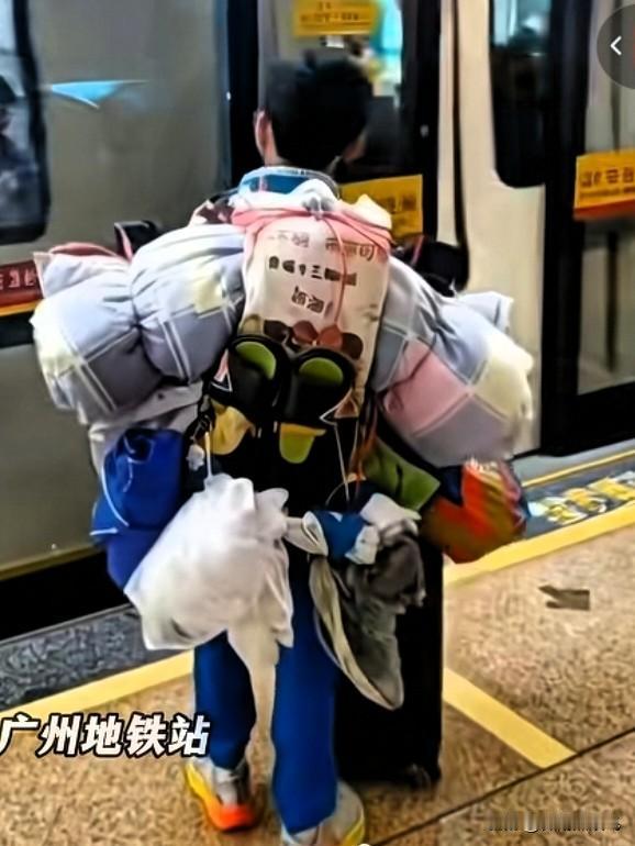 广州初中生独自背行李坐地铁，之所以迅速冲上热搜，核心不在于大家的猎奇心，而是在于