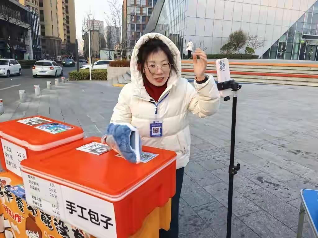 青岛城阳区荟城路惊现“包子西施”！90后女护士辞去11年铁饭碗，凌晨两点半起床摆