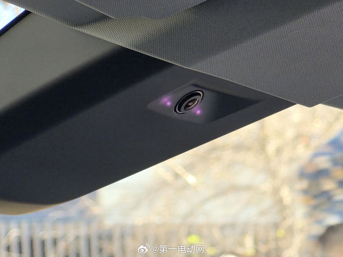 特斯拉Cybercab在美国多地现身，在摄像头配置上，特斯拉为满足无方向盘自动