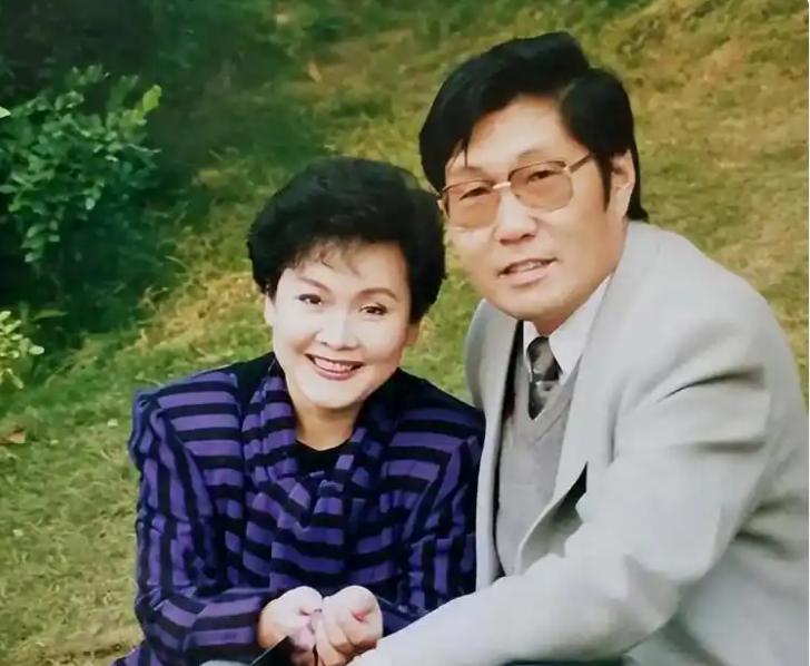 1975年，开国大将萧劲光的儿子肖卓能，跑到演出后台拦住刚唱完的李谷一。李谷一那
