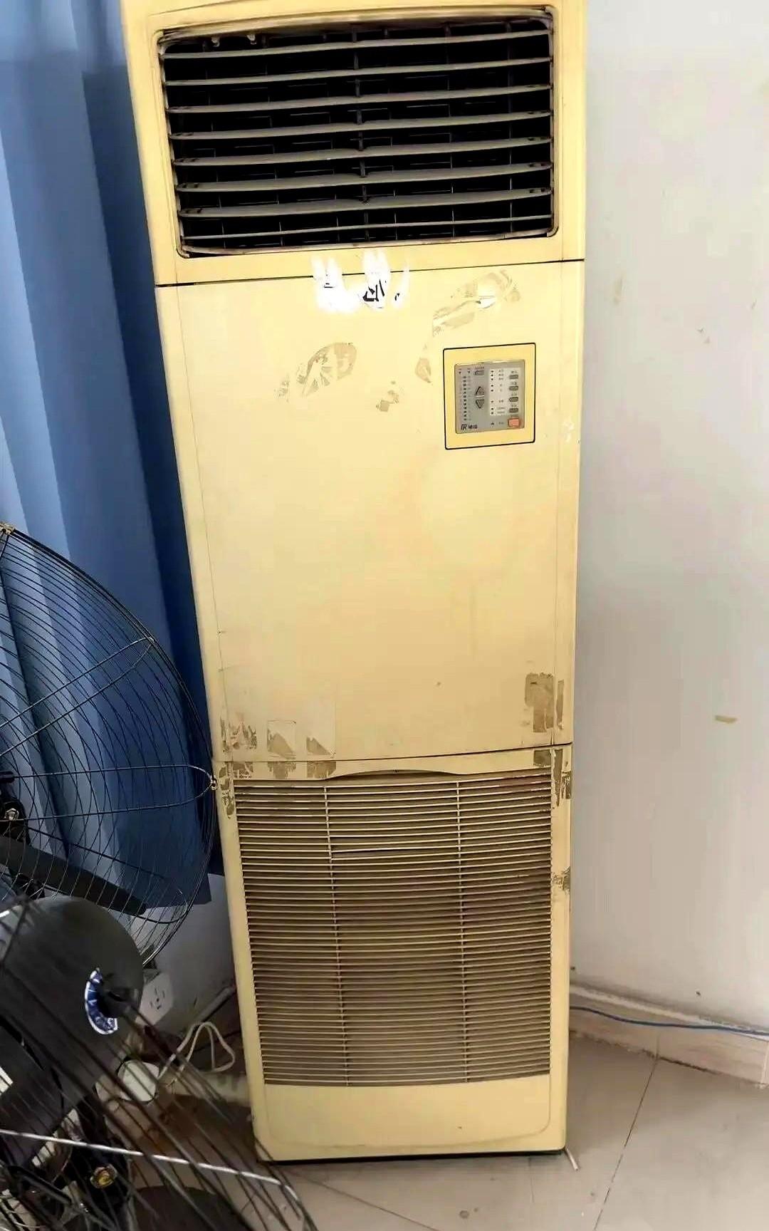 一台十年老空调，收废品的上门，开口一百。哥们儿嫌少，一咬牙，自己动手拆了。铜