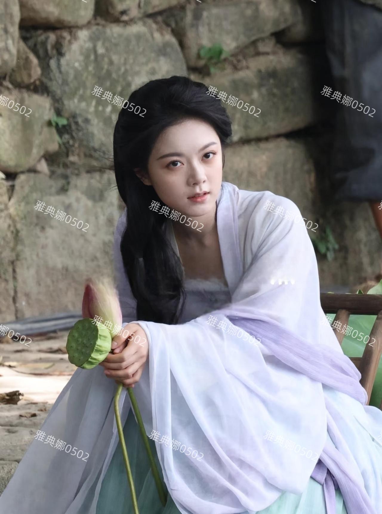 赵今麦才20出头黑眼圈和眼袋咋那么重？她现代装挺明媚挺少女的演技也不错，但古装造