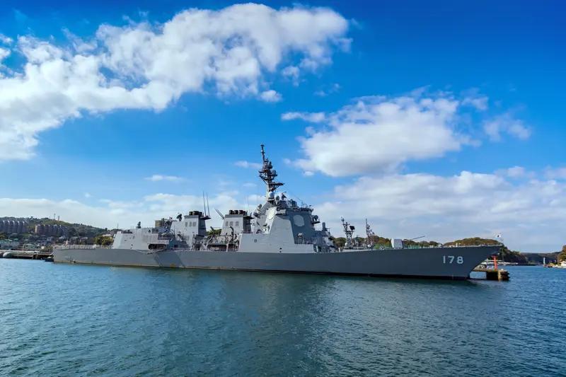 日本“鸟海”号驱逐舰（DDG-176）属于“爱宕”级，是“金刚”级的改进型。