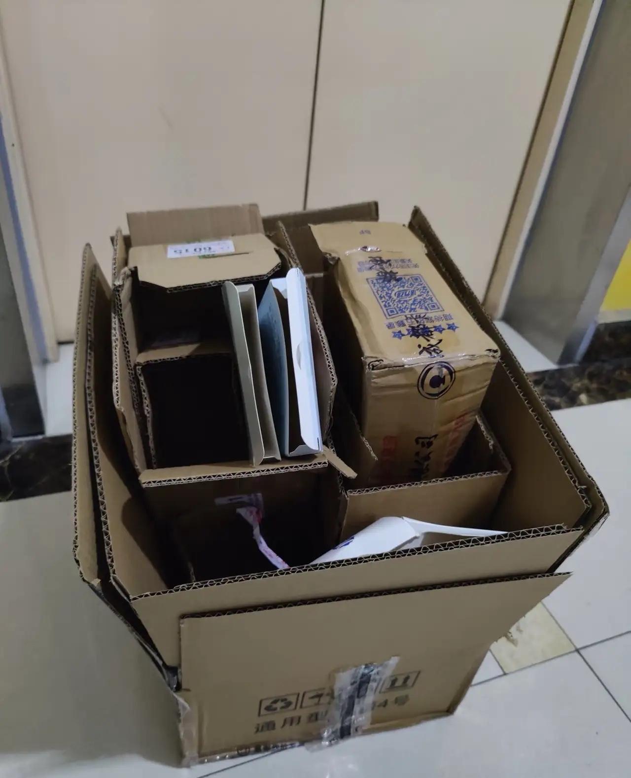 今天早上抱了一摞纸壳儿下楼，准备扔掉，一个阿姨说：给我。我当做没听见，继续朝着垃