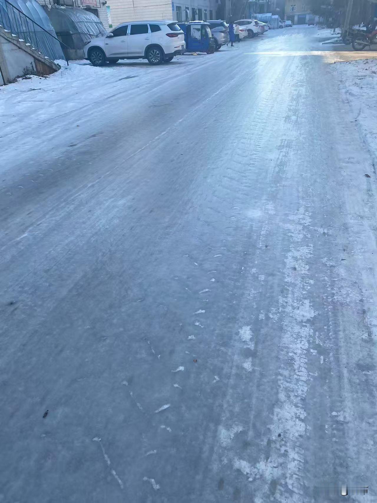 都说东北老人都往南方跑过冬，看看东北现在的路吧，别说岁数大的了，就是年轻人你也得