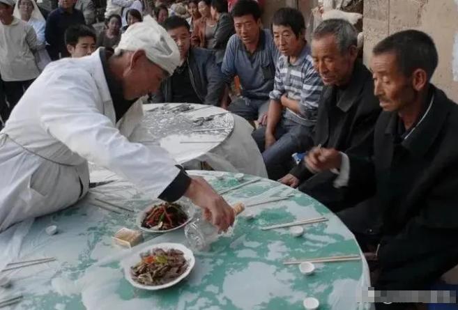 5月云南，男子参加丧宴，和他人拼酒大吵了几句，独自一人离开，第2天下午，其家属发
