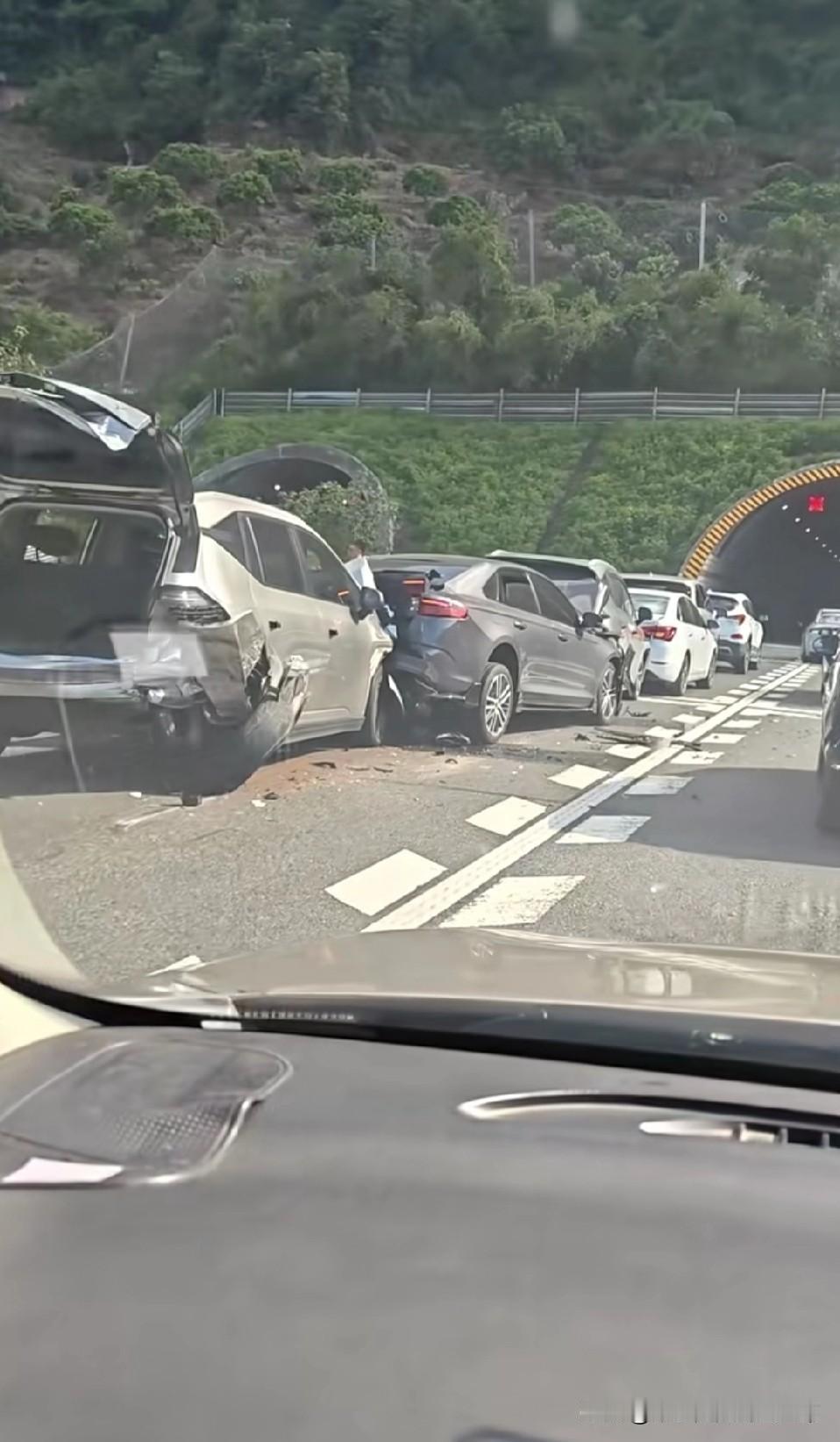 六车连环撞！隧道限速80竟成车祸障碍高速隧道限速80，本想是安全枷锁，结果