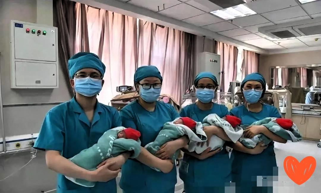 上海宝妈产检查出四胞胎，全家欢喜得睡不着，唯独准爸爸在产房外执念“三女一男”。