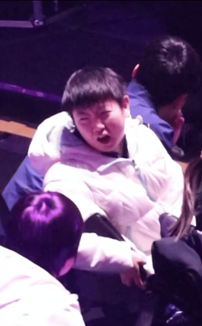 太可爱了，莎莎前后左右的聊比赛，以后女孩子看比赛就围成圈圈，这样方便沟通😁