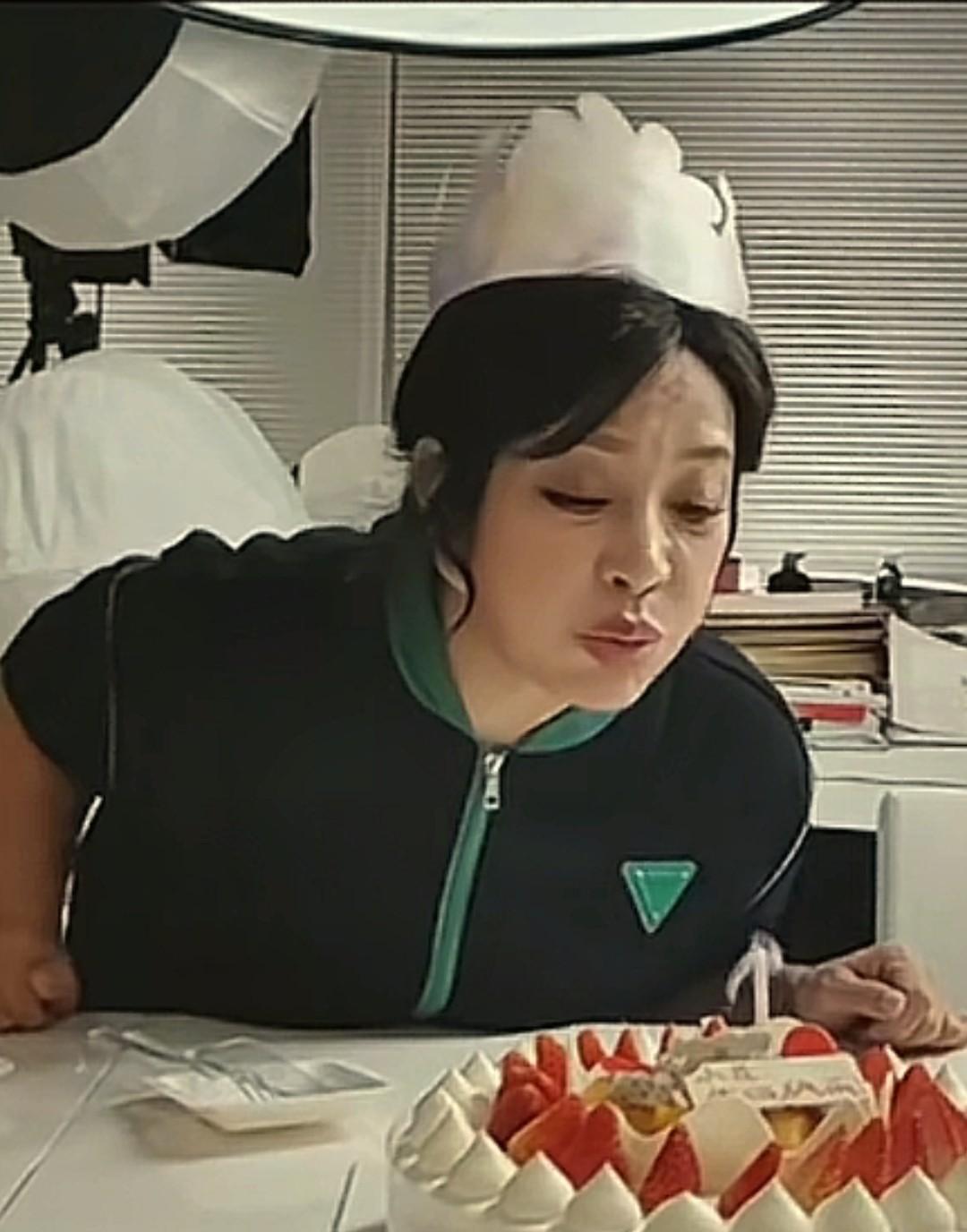 五天前，有一位网友发了段给刘晓庆过生日的片段，奇怪了，这离她10月30号生日还远