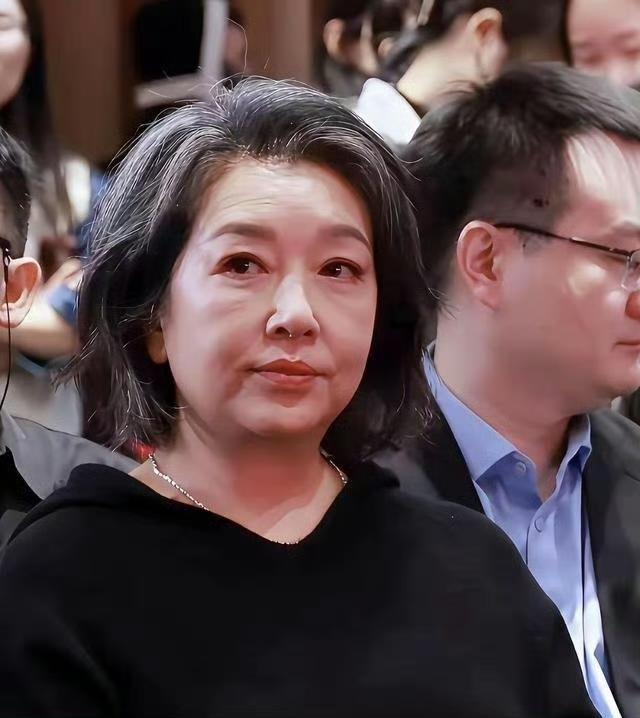 江珊满头白发坐在人群中，看起来很苍老！她也不刻意学习赵雅芝与刘晓庆老师，把自己