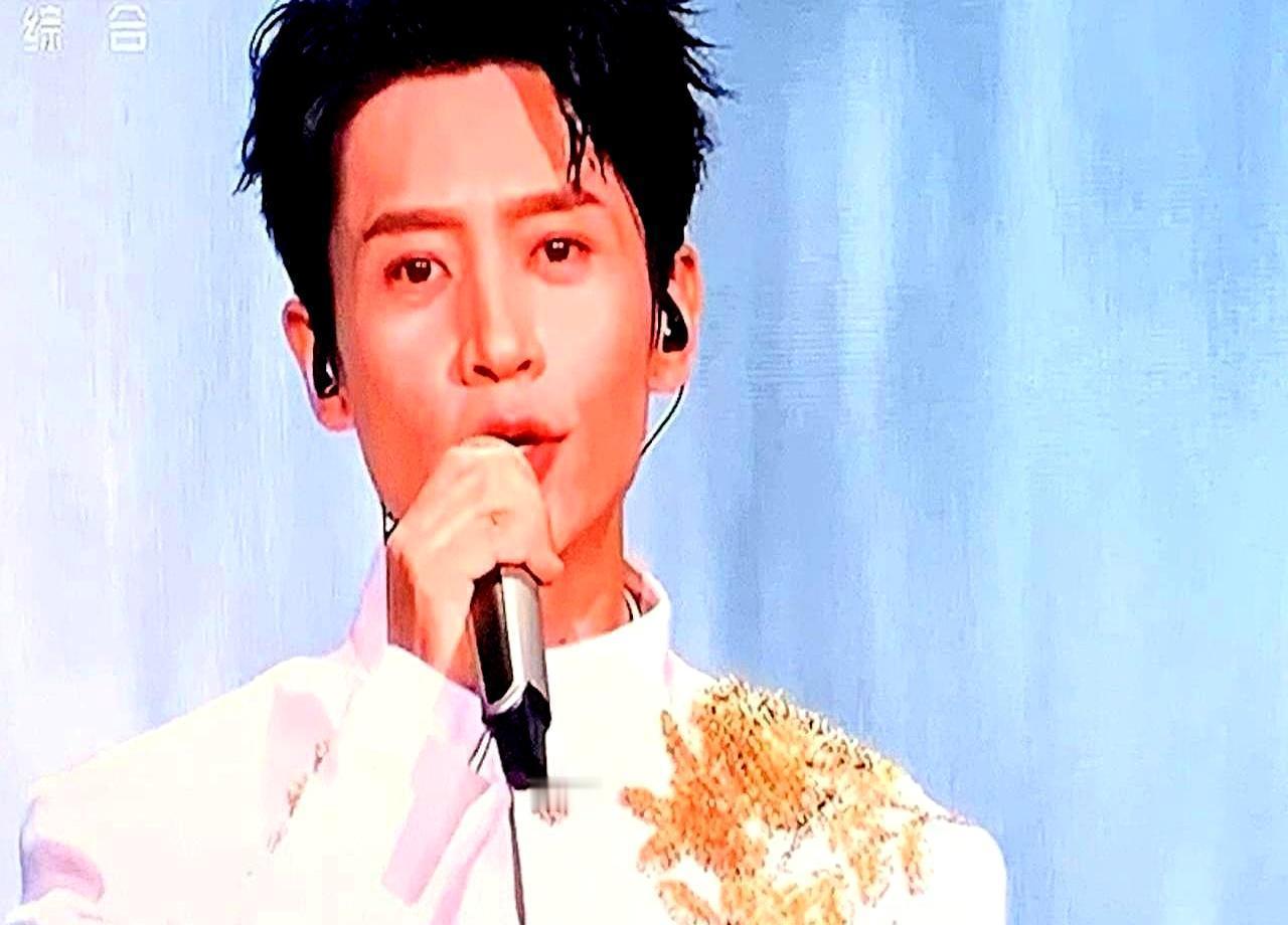 央视春晚，魏晨一滴汗，砸醒了多少装嫩的男明星。镜头死死怼着脸，汗珠顺着下颌