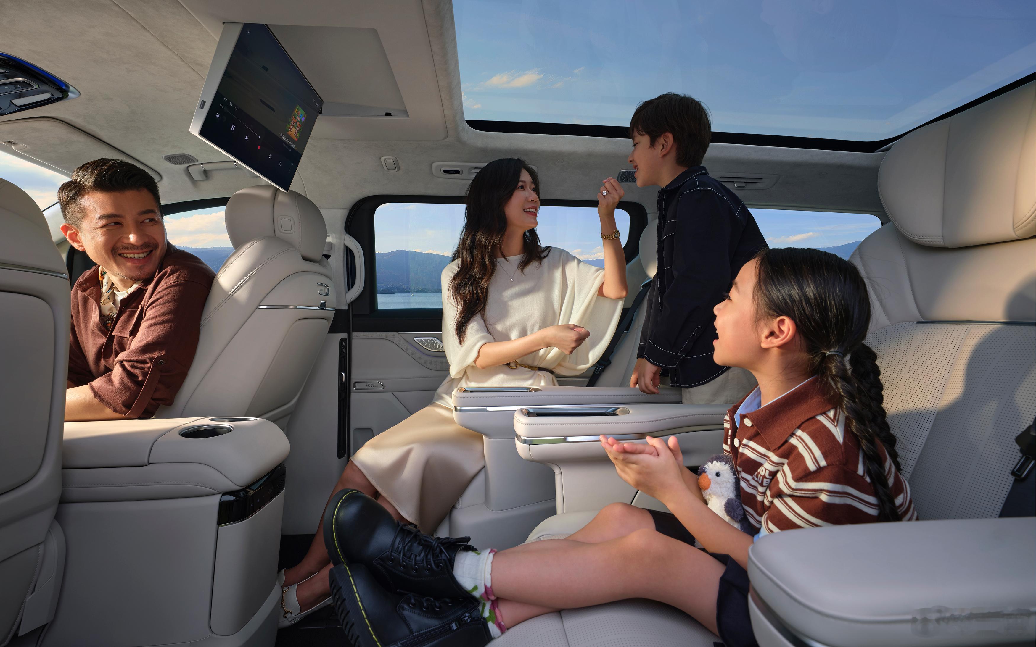 吉利银河V900MPV上市，这是V系列首台车。3个车型，6-8座可选，售价26