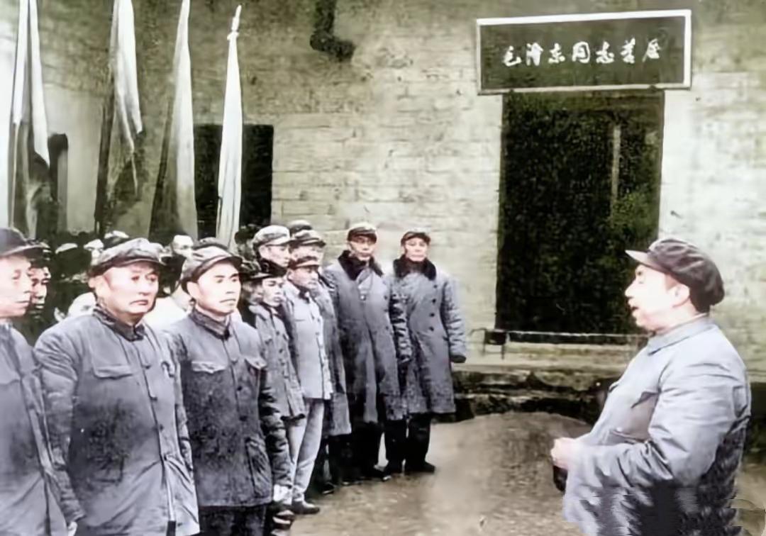 这张老照片是在毛主席故居拍的，看这泛黄的底色，少说也得有几十年了。照片右边那个人