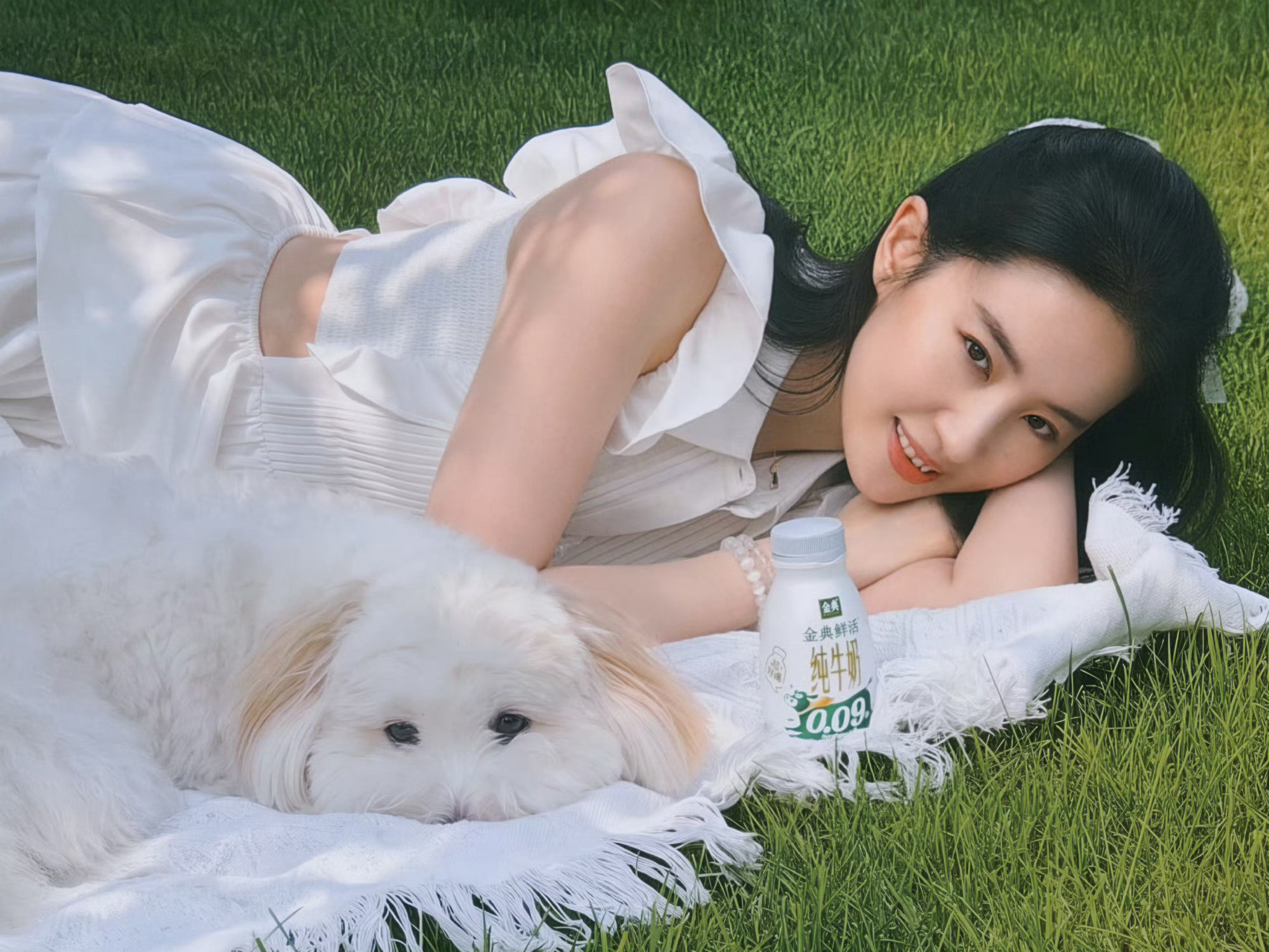 又见黄亦玫，刘亦菲一组有氧大片，身穿干净简约的纯白裙装躺卧草坪，头上的蝴蝶结发夹