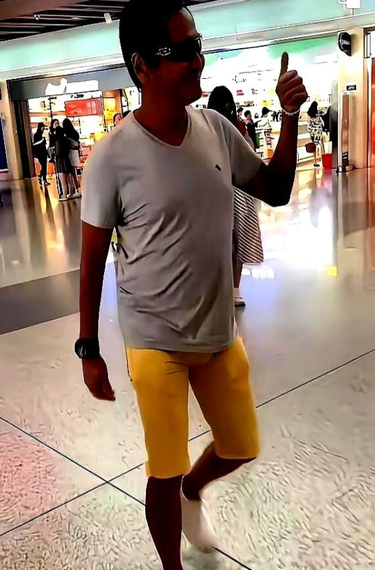 2岁的齐秦，穿着紧身裤上街。他老婆劝他换，他笑笑没说话。就这一个画面，信息量