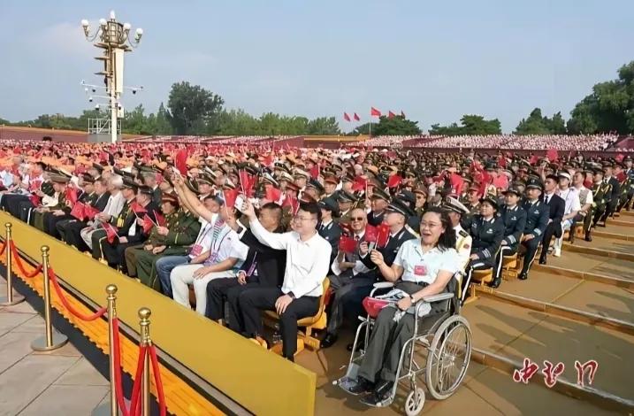 参加阅兵式观礼的张海迪，太抢眼！手举红旗面色红润，精神抖擞，竟越活越年轻了~