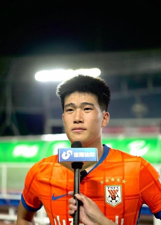 彭啸的崛起堪称“火箭速度”，2025年更是他的“蜕变之年”。从年初还在中乙赛场拼