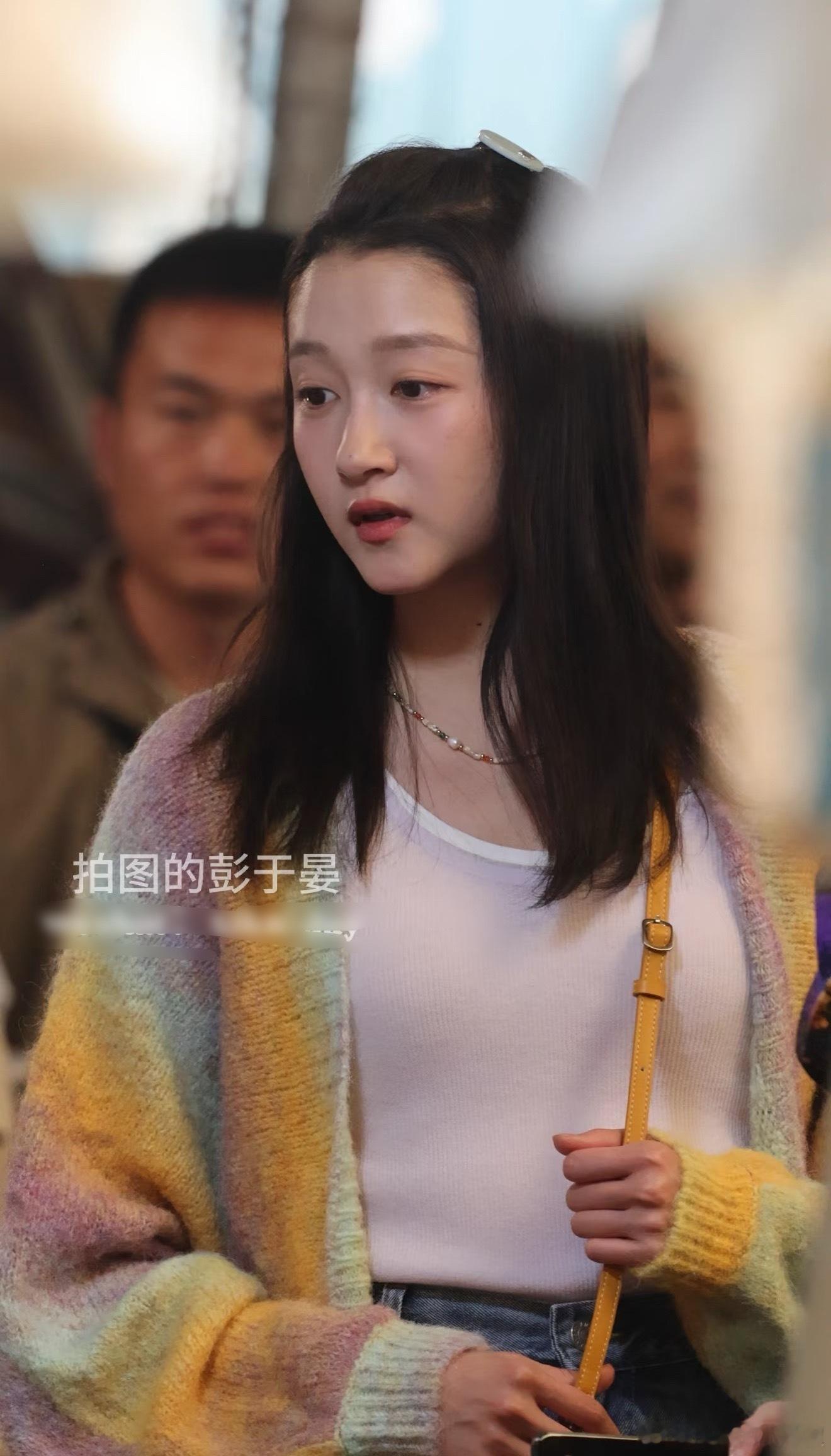 关晓彤生图路透，这算不算美女？​​​