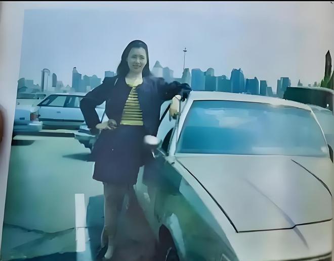 林立果“未婚妻”有多美？1991年的一张汽车旁边的留影，那年她42岁气质非凡